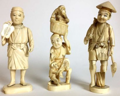 JAPON Trois okimonos en ivoire sculpté en...