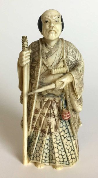 null JAPON Okimono en ivoire sculpté et gravé représentant un samouraï. Hauteur :...