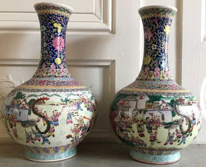CHINE Paire de vases balustres en porcelaine...