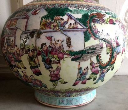 null CHINE Paire de vases balustres en porcelaine polychrome à décor d'enfants aux...