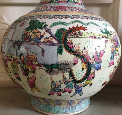 null CHINE Paire de vases balustres en porcelaine polychrome à décor d'enfants aux...