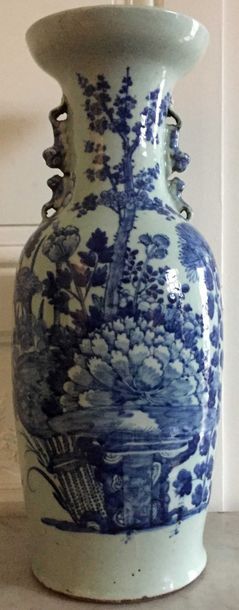 CHINE Vase balustre en porcelaine bleu céladon...