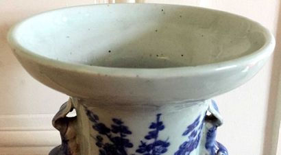 null CHINE Vase balustre en porcelaine bleu céladon à décor floral bleu sous-couverte...