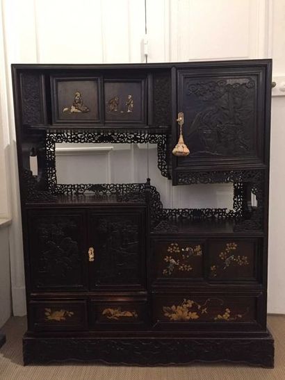 INDOCHINE Cabinet en bois exotique, sculpté...
