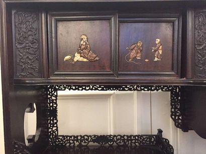 null INDOCHINE Cabinet en bois exotique, sculpté et ajouré, ouvrant par trois vantaux...