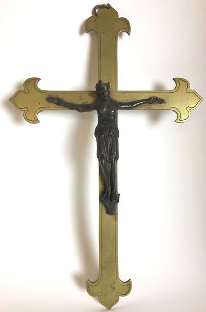 null CHRIST couronné en bronze patiné sur une croix en bronze doré. Travail ancien...