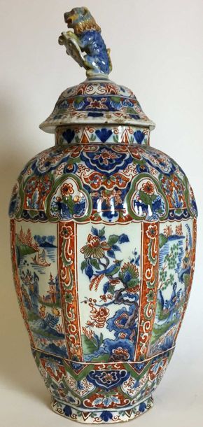 null DELFT Vase couvert de forme balustre, en faience polychrome à décor de chinoiseries...