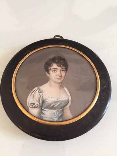 null ECOLE FRANCAISE Début XIXème siècle Portrait de femme en roble blanche Miniature...