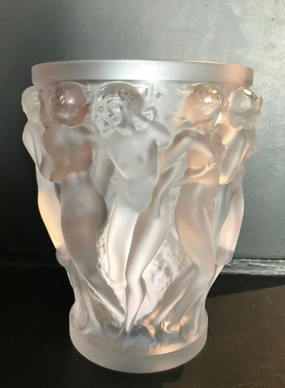 null 
LALIQUE


Modèle "Bacchante "


Vase en verre blanc moulé pressé et patiné


Signé...