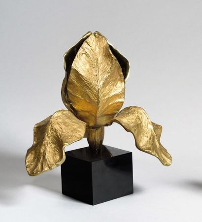 null MAISON CHARLES Modèle « Iris » Lampe à poser en bronze doré sur socle en marbre...