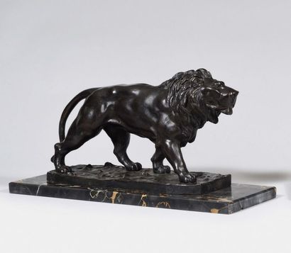 null ERNEST-LOUIS ADNIN (1881-1957) Lion marchant Bronze patiné Signé Sur une base...
