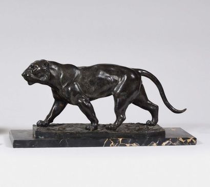 null ERNEST-LOUIS ADNIN (1881-1957) Tigre marchant Bronze patiné Signé Sur une base...