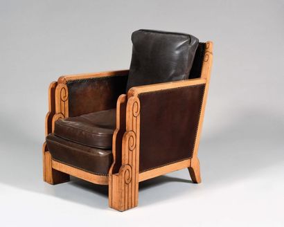 null TRAVAIL FRANCAIS DES ANNEES 1930 Fauteuil confortable en hêtre à larges montants...