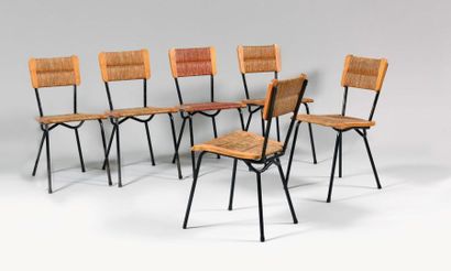 null TRAVAIL DES ANNEES 1950 Suite de six chaises en chêne à assises et dossier paillées,...