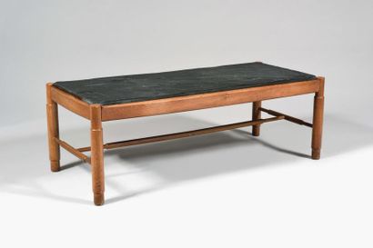 null TRAVAIL DES ANNEES 1960 Table basse à épais plateau rectangulaire en ardoise...