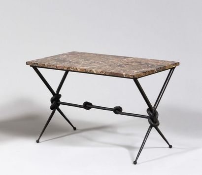 null TRAVAIL DES ANNEES 1960 Table basse à plateau rectangulaire en marbre noir grège...