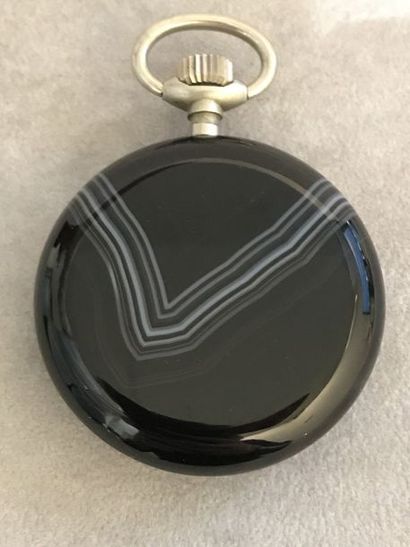 null MONTRE DE GOUSSET en agate. 

Montre de gousset en agate dans le goût des 

modèles...