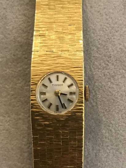 null TISSOT 

Montre de dame en or jaune18 k. 

Cadran rond argent, index appliqués...