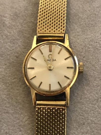 null OMEGA 

Montre de dame en or jaune 18k , 

boitier rond, fond argenté, index...