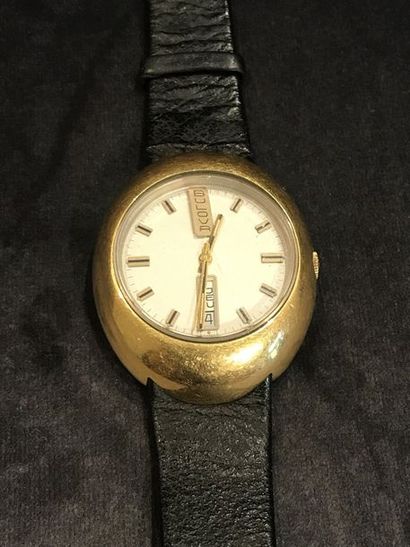 null BULOVA Golden Clipper J 

Montre bracelet en acier plaqué or. Boitier cousin,

...