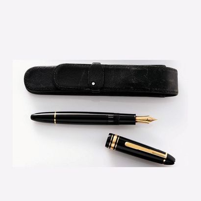 null MONTBLANC Meisterstück 

Stylo plume, résine noir brillant, attributs en métal...