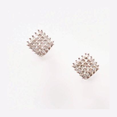 null PAIRE DE BOUTONS D'OREILLES 

en or gris 750 millièmes et diamants, présentant...