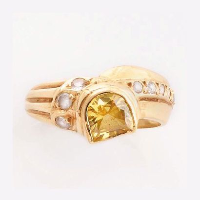 null BAGUE 

en or jaune 750 millièmes diamants et pierre fine jaune dans un entourage...