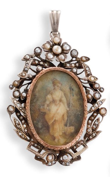 null PENDENTIF XIXe siècle 

en or rose, argent et perles fines, présentant un médaillon...