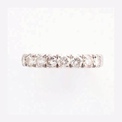 null DEMI-ALLIANCE 

en or gris 750 millièmes et huit diamant de taille brillant...