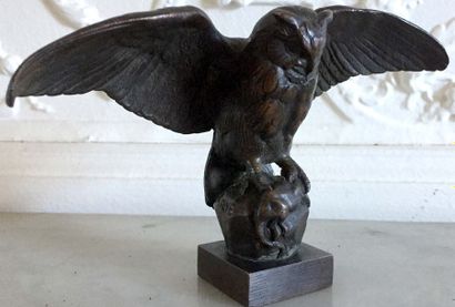 null Antoine-Louis BARYE (1796 - 1875) Hibou Bronze à patine brune signé sur la terrasse....