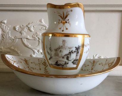 null PARIS Broc et son bassin de fomre cuvette en porcelaine blanche et or, le broc...