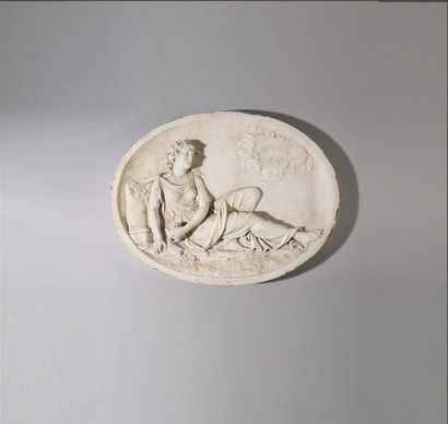 null ECOLE FRANCAISE vers 1780 La Force d’âme Médaillon en marbre blanc H : 51 X...