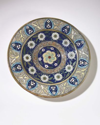 null Théodore DECK (1823 - 1891) Grand plat en faience émaillée à décor oriental....