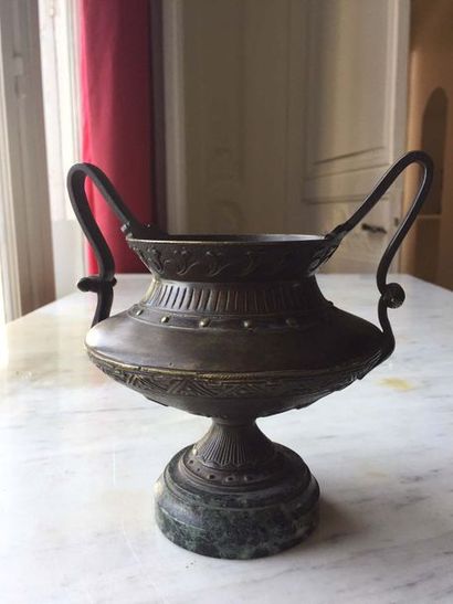 null Auguste Nicolas CAIN (1822-1894) Vase cratère en bronze ciselé à décor à l'Antique...