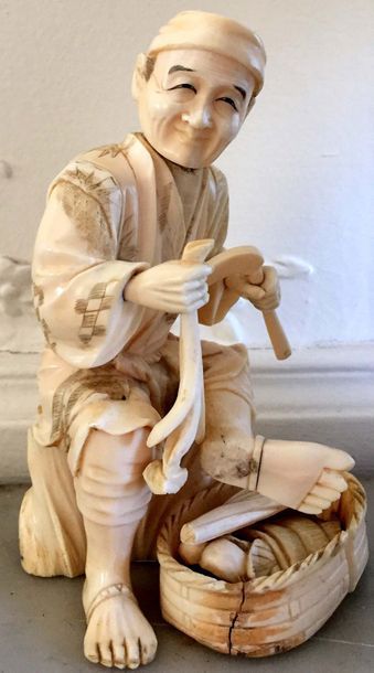 null JAPON Paysan à son travail Groupe en ivoire sculpté Signé sous la base Haut...