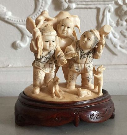 null JAPON Groupe en ivoire sculpté d'enfants. Fin XIXème siècle Haut : 7 cm
