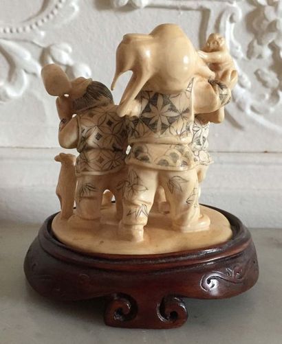 null JAPON Groupe en ivoire sculpté d'enfants. Fin XIXème siècle Haut : 7 cm