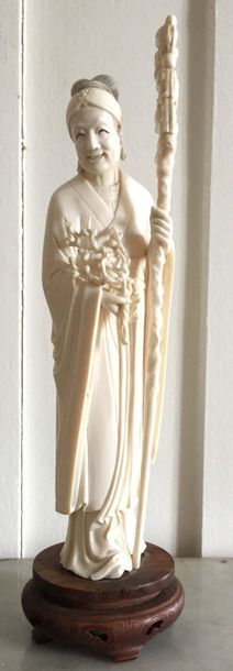 null CHINE Okimono en ivoire sculpté d'une Dame de Cour portant une branche de corail,...