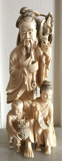 null CHINE Okimono en ivoire sculpté d'un pêcheur accompagné de sa femme et son enfant....