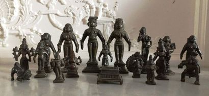 null ASIE DU SUD EST (Cambodge) Ensemble de quinze figurines en bronze à patine brune...