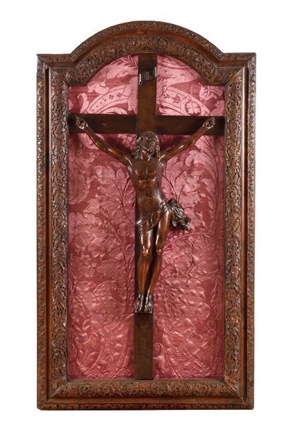 null TABLEAU CRUCIFIX en bois sculpté de type prunus dit de sainte Lucie. Christ...