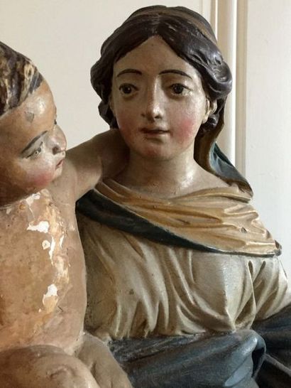 null VIERGE A L'ENFANT en pierre sculptée et polychromée. Debout, Marie porte l’Enfant...
