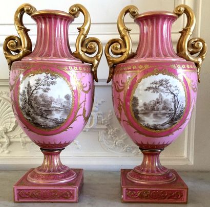 null Dans le goût de SEVRES Paire de vases balustres en porcelaine rose et or à décor...