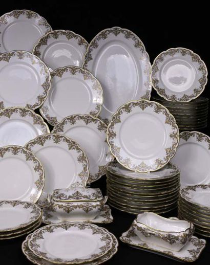 null HACHE Service de table en porcelaine à lambrequin or comprenant : - 24 assiettes...