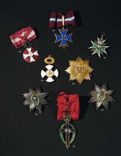  ORDRE DE LA COURONNE DE CHARLEMAGNE Ensemble comprenant - Croix de commandeur. Bronze...