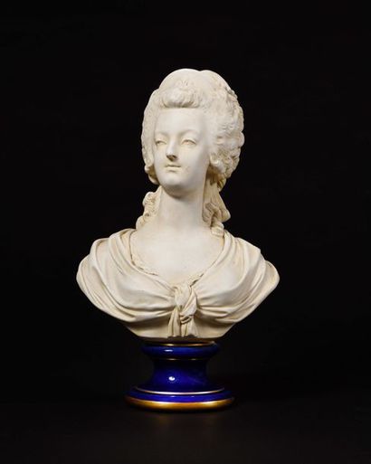  « La Reine Marie-Antoinette ». Buste de la reine en biscuit de Sèvres sur piédouche...