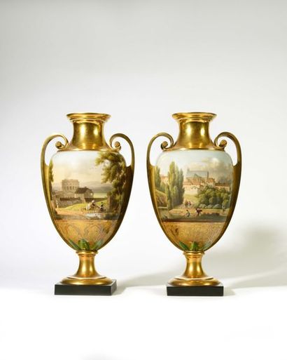 null PARIS Paire de vases de forme ovoïde en porcelaine à décor doré à deux tons...