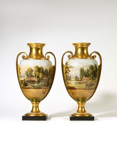 null PARIS Paire de vases de forme ovoïde en porcelaine à décor doré à deux tons...