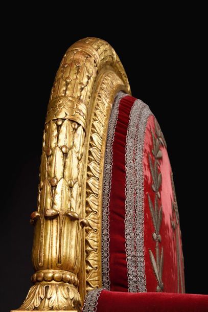  « Fauteuil de trône » Impérial 
 à large dossier médaillon en bois redoré, richement...