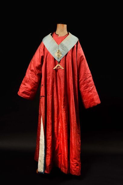  Grand manteau de cérémonie maçonnique. En soie damassée rouge. Doublure en fourrure...